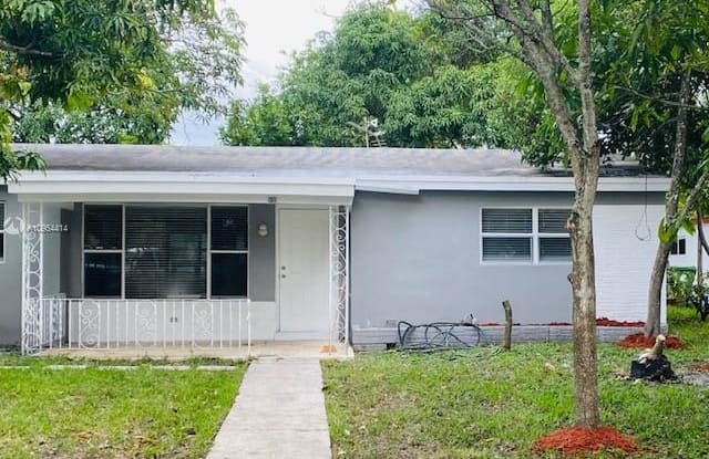 930 SW 29th Way - 930 Southwest 29th Way, Fort Lauderdale, FL 33312