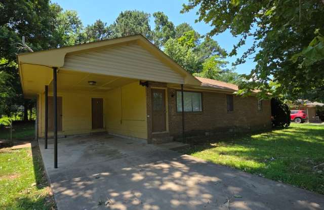 308 E Gum St