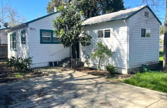 AVAILABLE NOW! Adorable 2 bedroom 1 bath home - 1019 West 20th Street, Merced, CA 95340