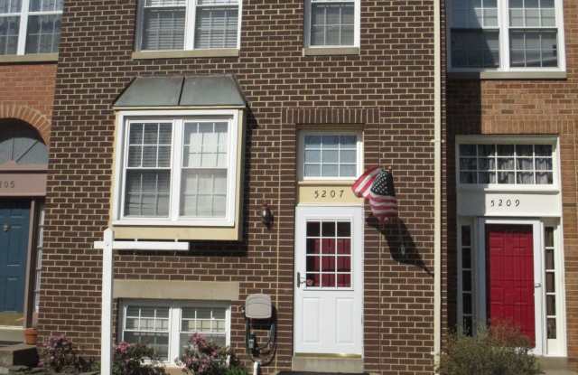 Three Bedroom Townhouse in Alexandria Near Ft Belvoir