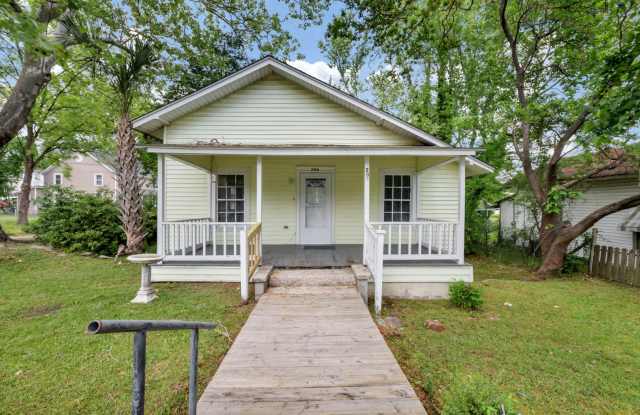 Welcome to 206 Augusta St, where history meets modern comfort in the heart of The Avenues of West Columbia! photos photos