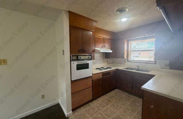 Spacious 2 Bedroom 1 bath duplex