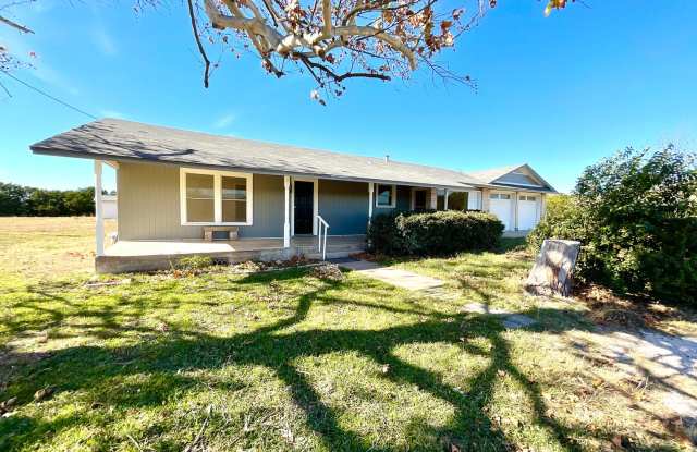 Charming Home on 2 Acres Outside Burnet – Wood Floors, Bonus Room  Animal-Friendly!