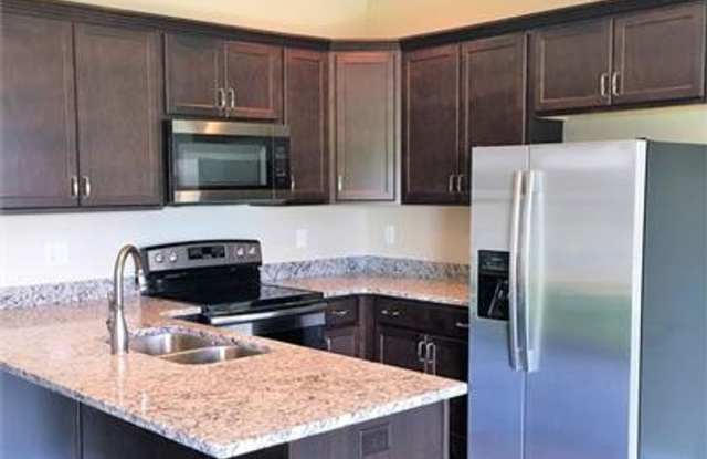 3-bedroom Townhome Available for July!