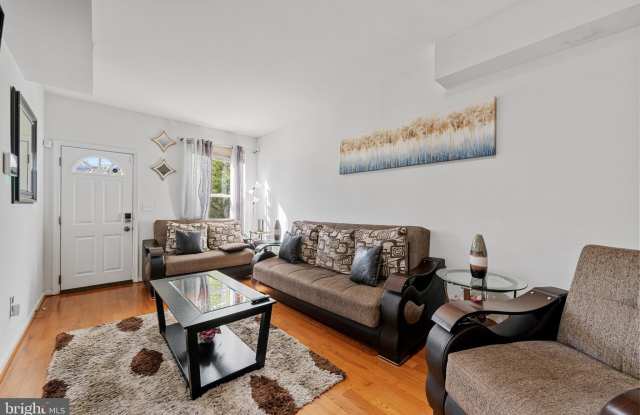 831 S MONTFORD Avenue S