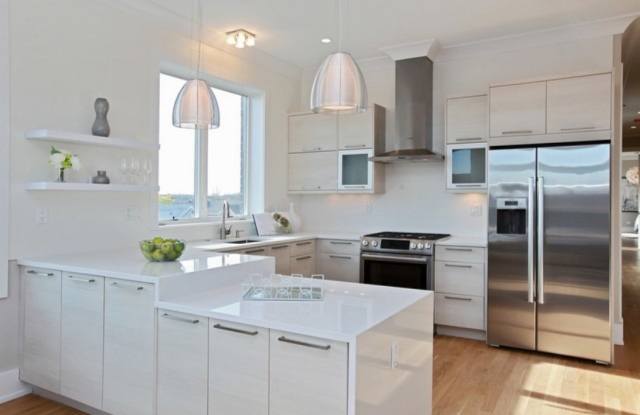 2405 North Greenview Avenue