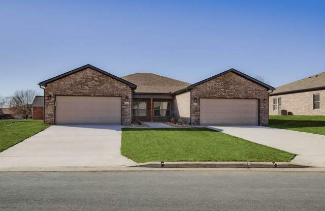 Big Creek Golf Course - 3 Bed 2 Bath Double Garage (Newer Construction)