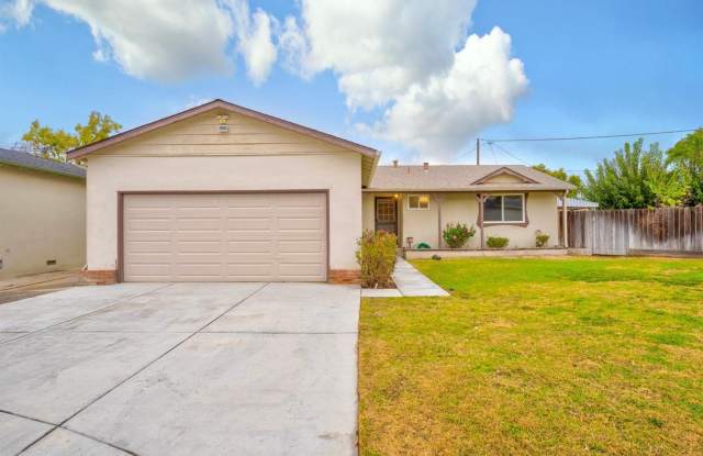 3 bedroom 2 bath house with pool - 906 Valencia Drive, Los Banos, CA 93635