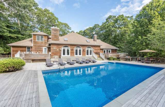 16 Woodedge Cir