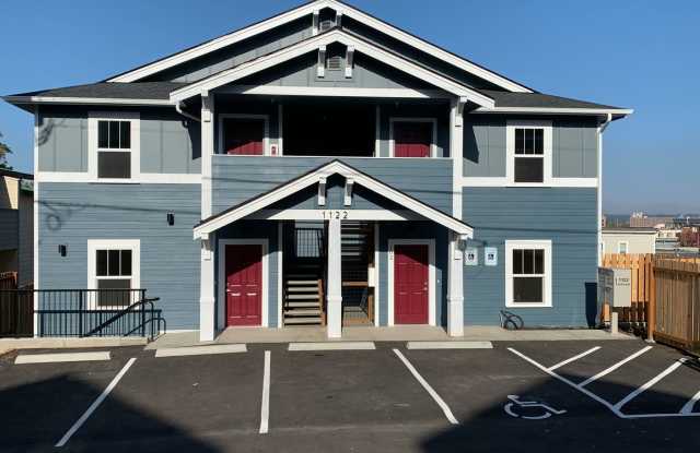 1122/1124 N Forest St