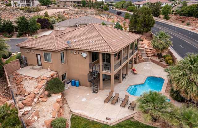 5 bedroom house with private POOL!