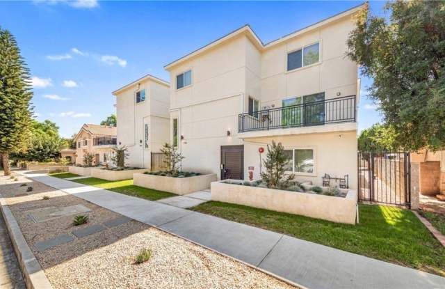 Photo of 17158 Chatsworth Street