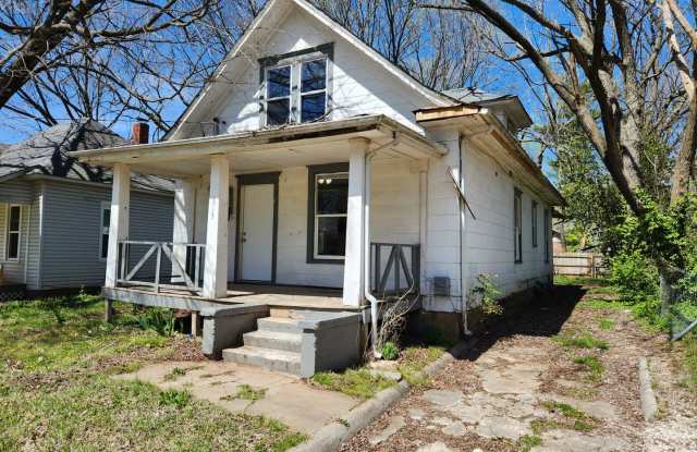 Spacious 3-Bedroom, 1-Bathroom Home AVAILABLE NOW!! - 813 West Madison Street, Springfield, MO 65806