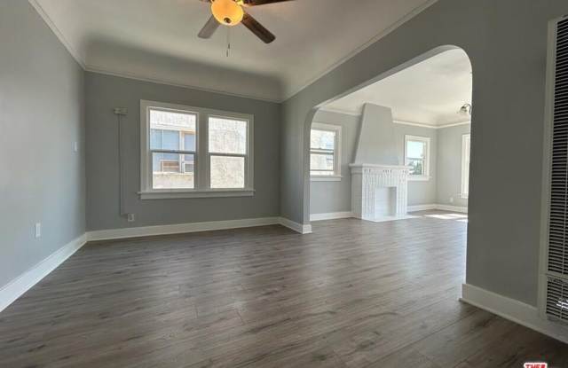 759 1/2 N Ridgewood Pl