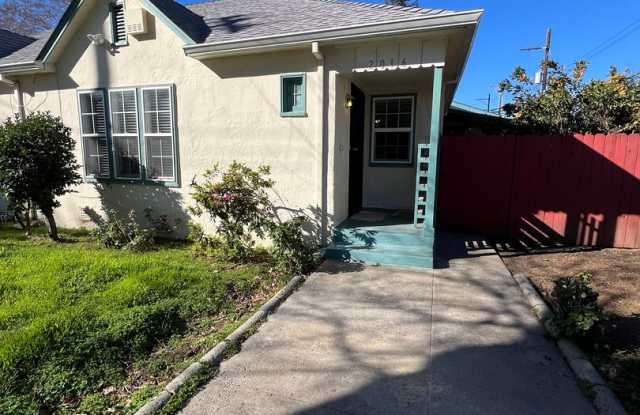 2016 17th Street - Modern 2BD/2BA Duplex - Available Now!