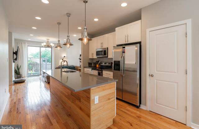 2029 E HUNTINGDON Street