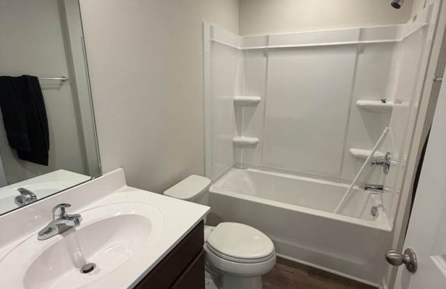 3 bedroom home with 1 car garage available now!
