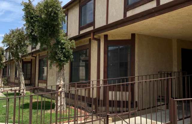 Photo of LARGE 3 BEDROOM 1.5 BATH TOWNHOUSE STYLE