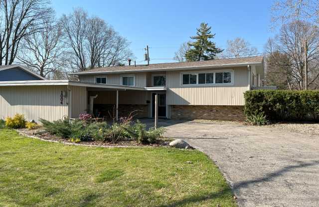1004 East Sunnycrest Drive