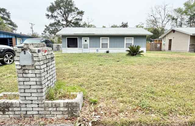 Home near downtown Savannah, Ga!! large fenced in backyard!!