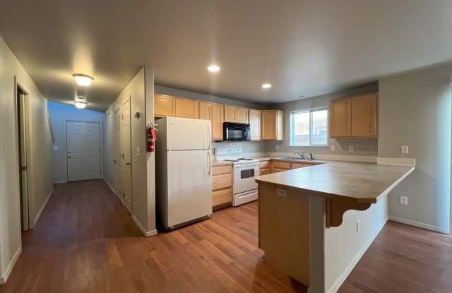 SPACIOUS 3Bd/2.5Ba in REDMOND.. AVAILABLE NOW!!