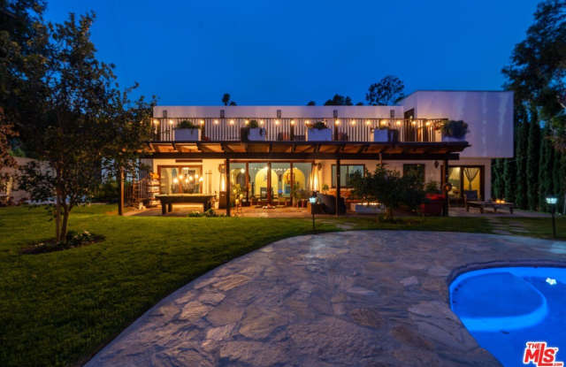 3092 Laurel Canyon Blvd