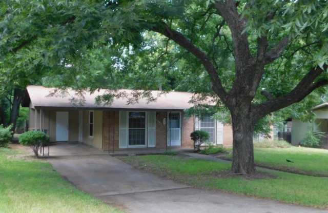 SUPER LOCATION / NO CARPET   --   ( FREE RENT ; w/ qualified app:   CALL FOR DETAILS )_