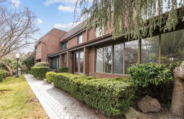 18 Acorn Ponds Drive