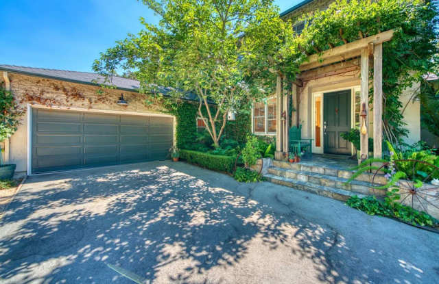 Woodside Classic 3 Bedroom on Beautiful Park Like Yard