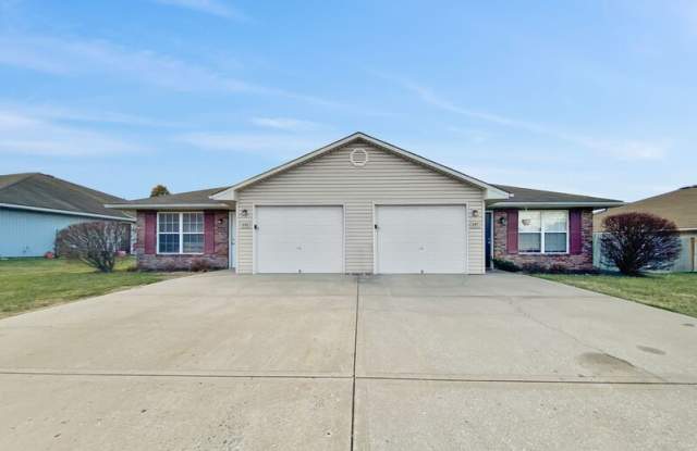 Photo of 405 NW Woodbury Dr