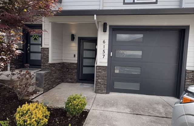 Modern 2‑Bedroom Salem Home with Bonus Room, Garage & Fenced Yard