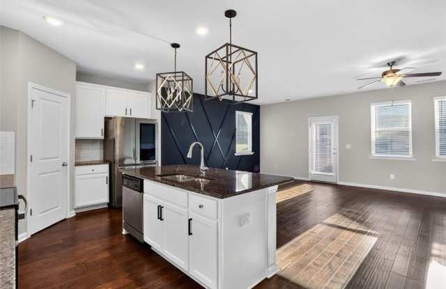 1553 SPRING HOLLOW Way