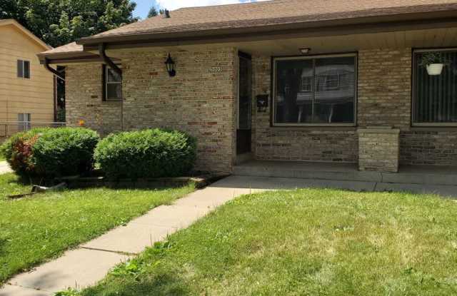 Spacious 3 Bedrooms 2 Baths Townhome Available