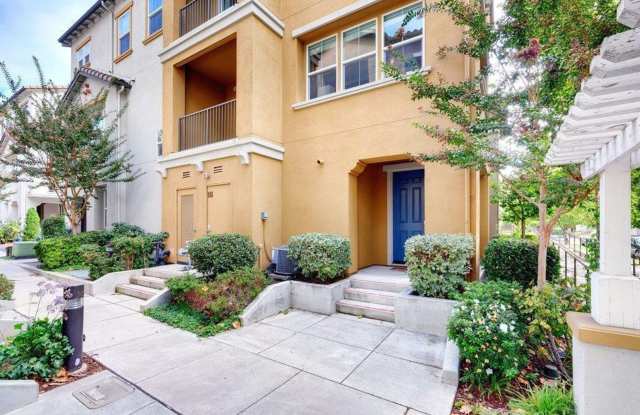 SAN JOSE - Well Maintained Tri-Level 2/2.5 Townhouse