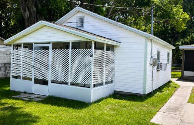 Stand-Alone 1BR Cottage Home Near Downtown Zephyrhills!