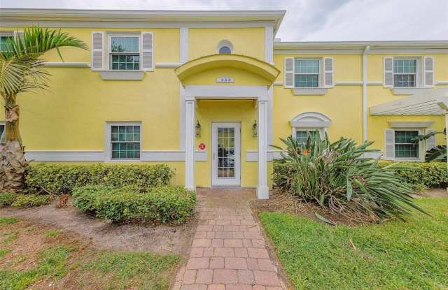 222 POMPANO Drive SE