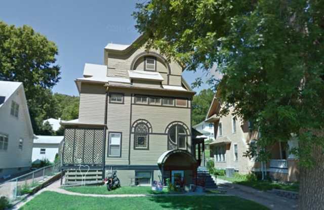1030 N Broadway Apt 2