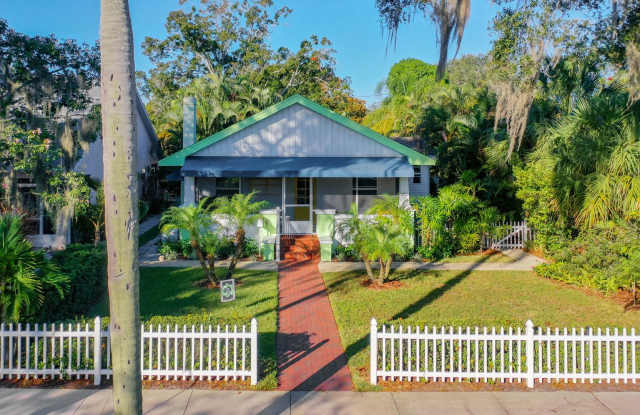 Charming two bedroom two bathroom cottage in North St. Petersburg Fully Updated.