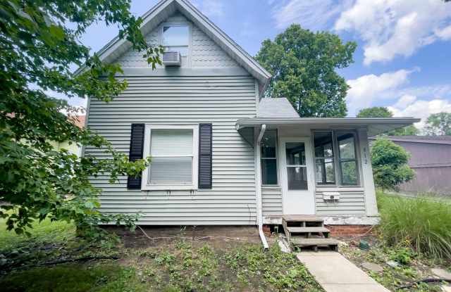 Photo of PRELEASING for AUGUST! Close to Campus