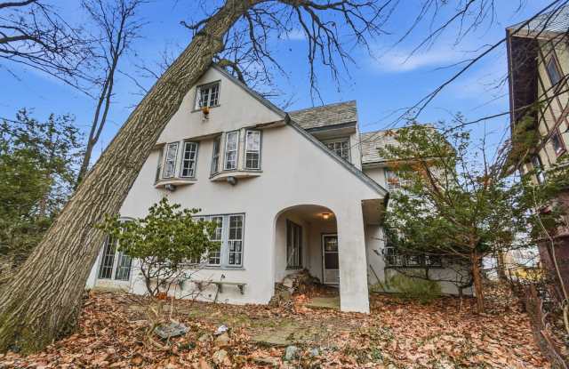 NEWLY RENOVATED Private House on iuka ave Ravine – Central Campus – Newly Renovated - Flexible Pricing