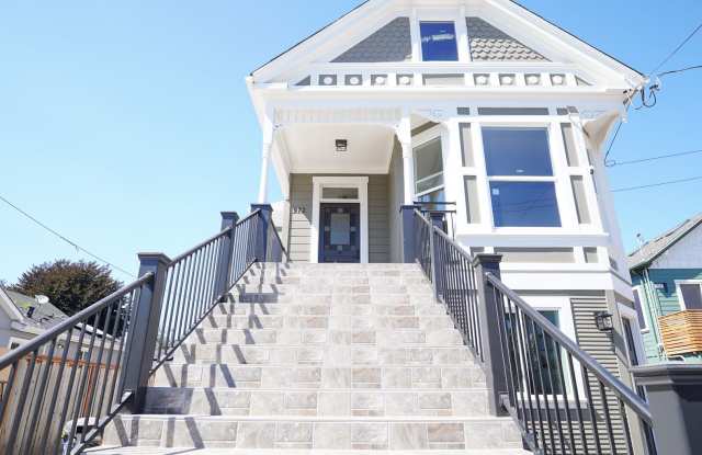 Stunning 2 Bedroom Upstairs Unit In Oakland, Bordering Emeryville!