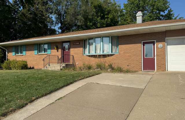 3 bedroom 2 bath home with a bonus room in Davenport