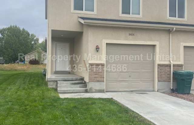RENT AND DEPOSIT HAS BEEN REDUCED!! 2-bedroom, 2-bathroom Townhouse in SkyPark 1. IS OFFERING A $300 OFF YOUR FIRST MONTH'S RENT WHEN YOU SIGN A 12 MONTH LEASE!