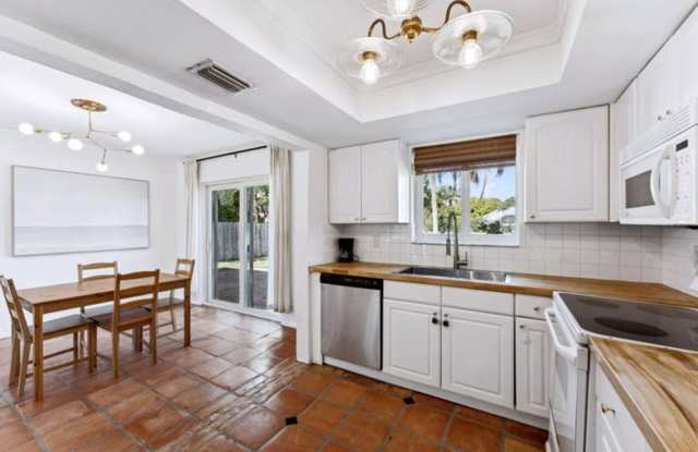 239 SE 34TH AVE BOYNTON BEACH, FL 33435