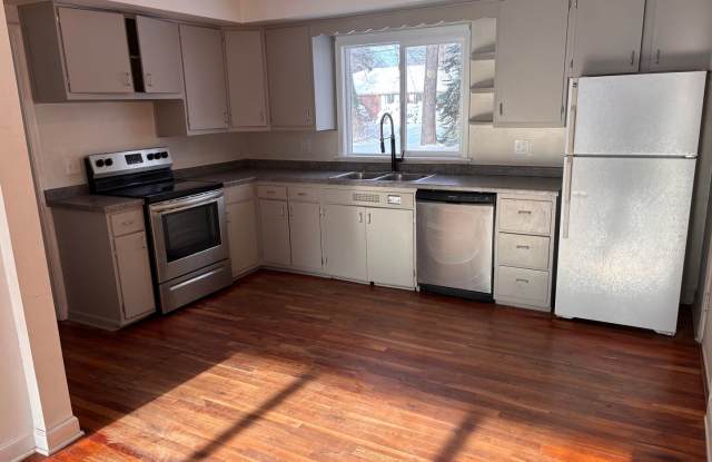 Spacious Allouez 3 Bedroom Home