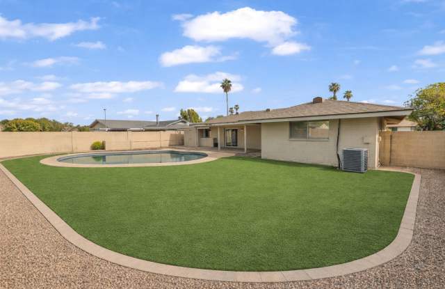 5 Bed, 3 Bath, Pebble Tec Pool, Granite Counters Huge Kitchen Island