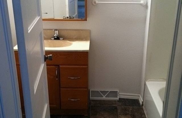 Photo of 818 W 3rd St