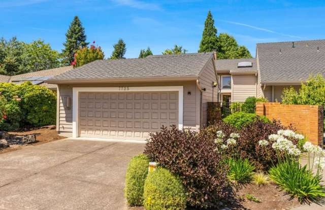 Prime Charbonneau Golf Community Location! 2 Bed, 2.5 Bath + Den, A/C, Washer/Dryer and Garage