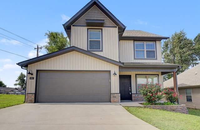 Awesome home with great location in Rogers