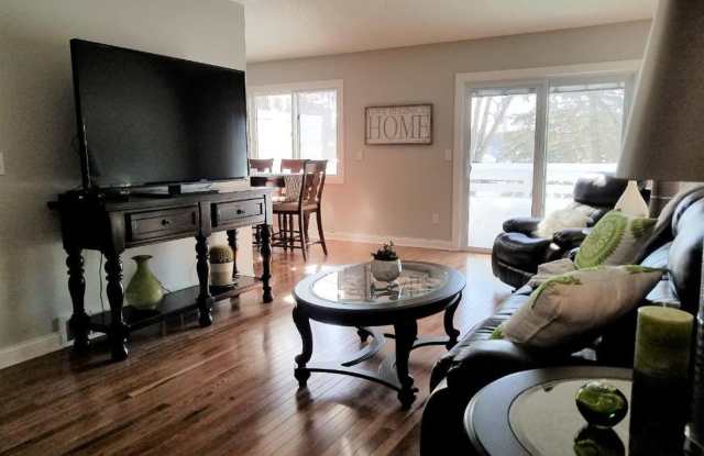 Beautiful Townhome with open floor plan 3 bed and 1  3/4 bath +1.5 stall garage photos photos